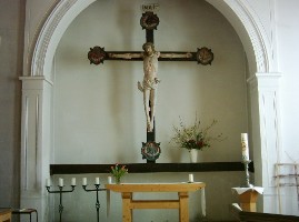 Altarraum mit Kreuz